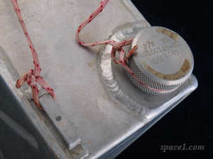 Apollo_survival_kit_water3_300