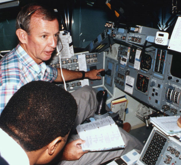 s95-12716_Duffy_Shuttle_Mission_Simulator