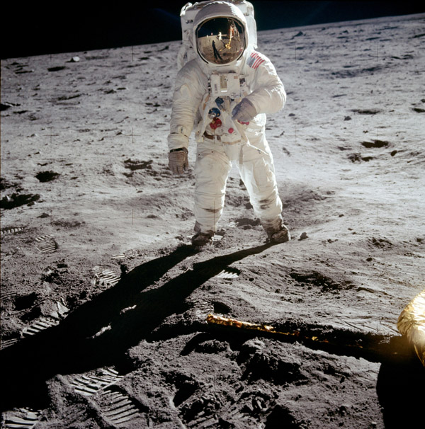 AS11-40-5903_600