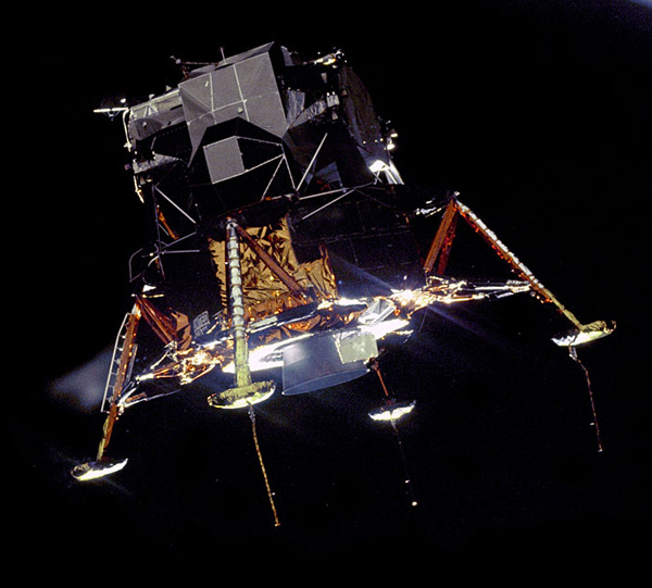 AS11-44-6581_600